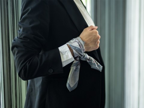 Apaszka - V. van Gogh, Kwitnący Migdałowiec, srebrna (CARMANI)