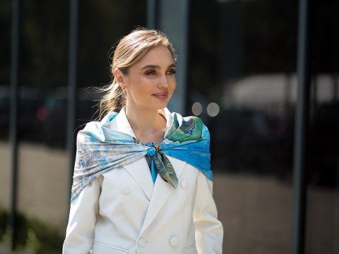 Apaszka Szal ze szlachetnej tkaniny - C. Monet, Kobieta z parasolem (CARMANI)