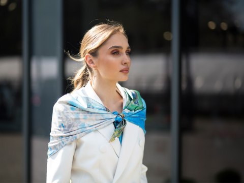 Apaszka Szal ze szlachetnej tkaniny - C. Monet, Kobieta z parasolem (CARMANI)