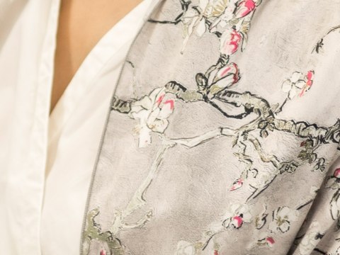 Apaszka Szal ze szlachetnej tkaniny - V. van Gogh, Kwitnący Migdałowiec, srebrny (CARMANI)