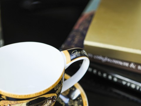 Filiżanka duża PREMIUM - Klimt, Pocałunek - Porcelana w eleganckim kuferku