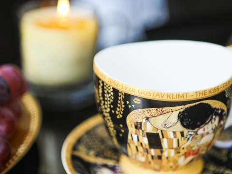 Filiżanka duża PREMIUM - Klimt, Pocałunek - Porcelana w eleganckim kuferku