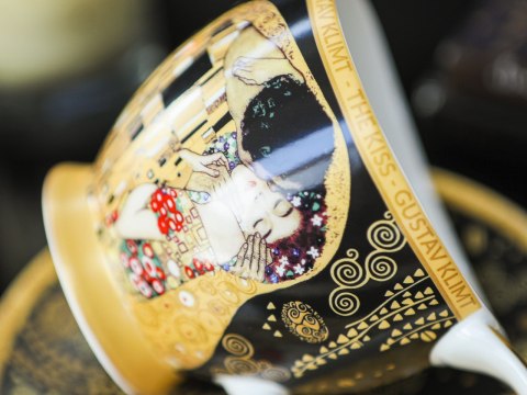 Filiżanka duża PREMIUM - Klimt, Pocałunek - Porcelana w eleganckim kuferku